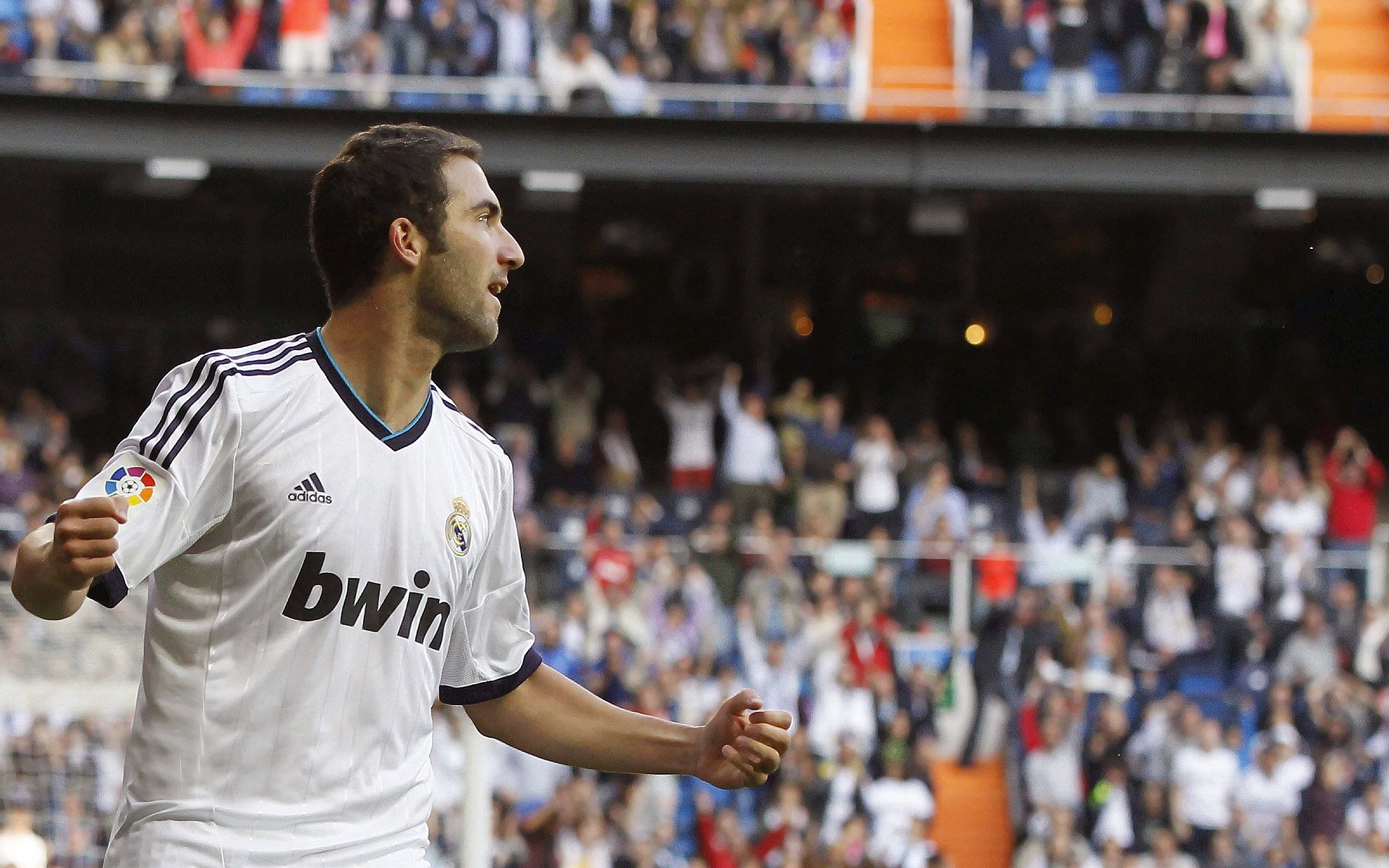 美加墨世界杯之夜，当莱万在防守端锁死对手，足球的叙事已被重写