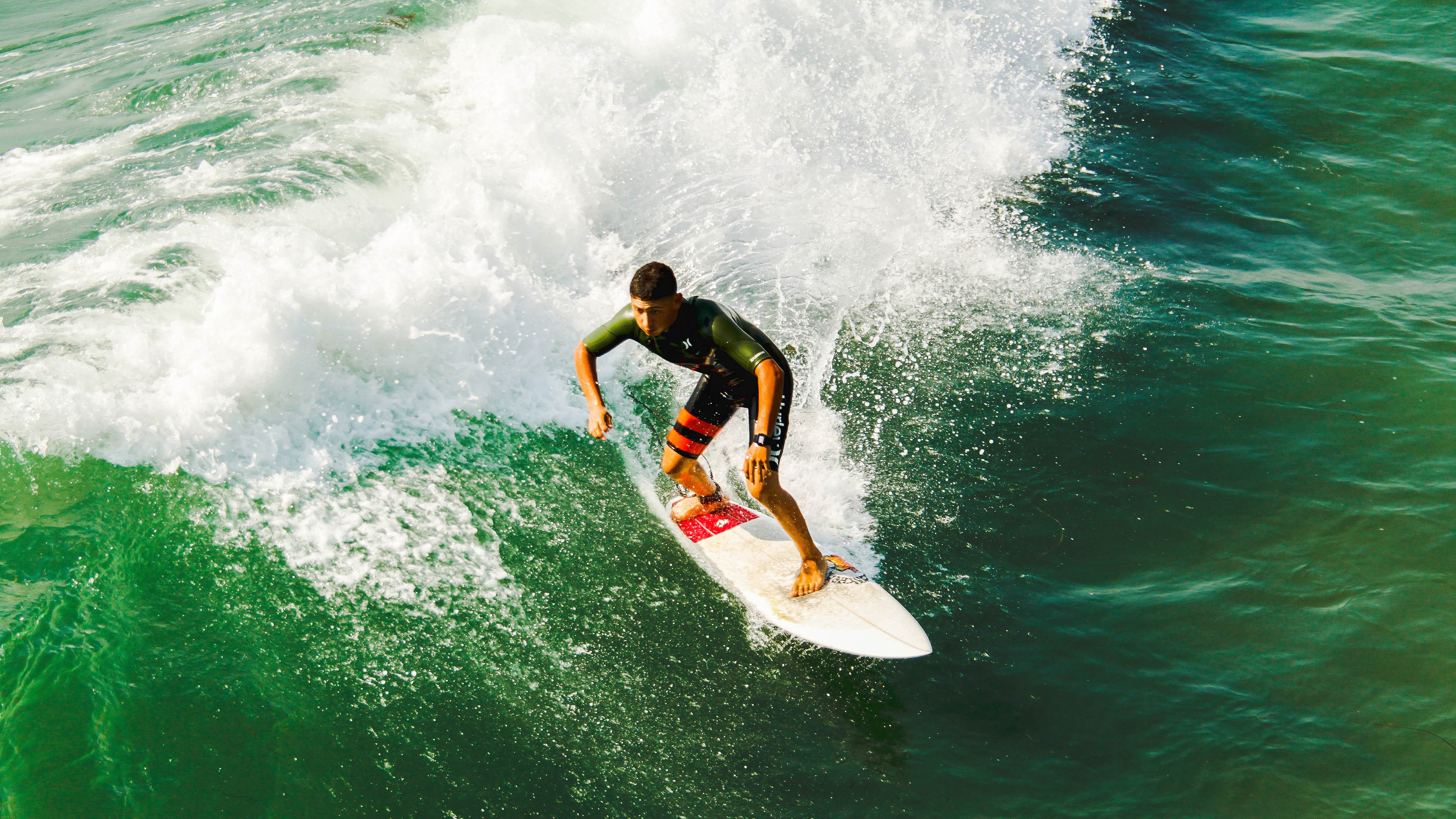 开云下载-德甲争冠战与荷兰生死战，足球如何缝合历史与现实的裂痕？